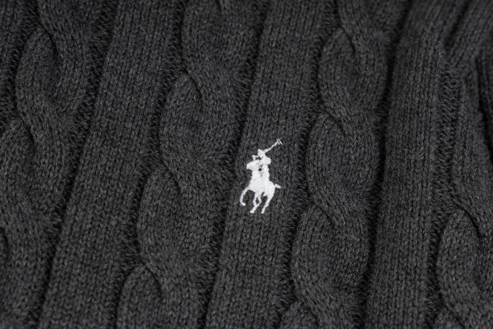 P236 #R92 RALPH LAUREN Ralph Lauren fifteen colors classic small label embroidery logo turtleneck pullover half-zip knitted cable sweater with high-density LOGO embroidery on the chest and original customized tag accessories. Made of pure cotton yarn, pure cotton is skin-friendly and comfortable, small label war horse embroidered twist turtleneck sweater 🐎 high quality, follow the blogger to learn how to wear it! Let’s buy a Ralph Lauren cable sweater. It’s a super hard-to-find series after it became popular. It’s hard to find one on the official website. It’s simple and practical to wear, with a lazy and loose feel. The thickened fabric has more texture, feels soft and delicate, and has a loose fit. Whether worn alone or layered, you can wear different styles of fashion with just one piece!   Size：XS S M L